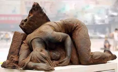 河南暴雨，她把女兒高高舉起：如果你還活著，一定要記得我愛你！